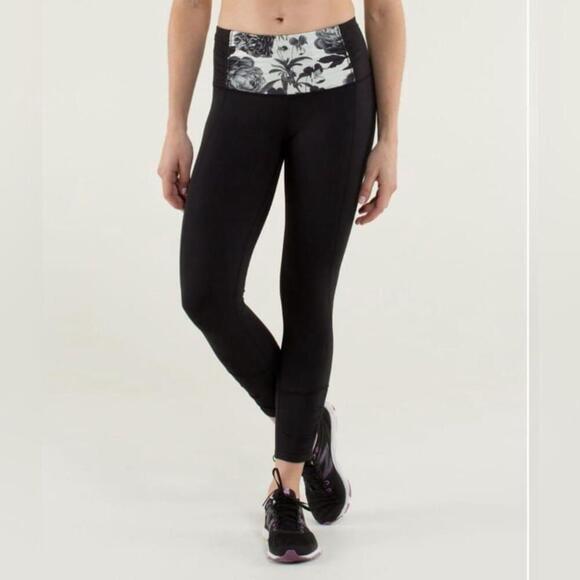 🤩 RARE Lululemon Runday Crop
Black / Brisk Bloom Black White - Picture 1 of 5